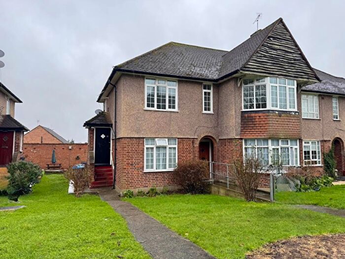 2 Bedroom Maisonette To Rent In Oakwood Close, London, N14