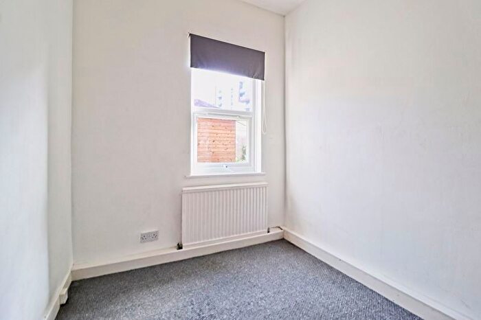 2 Bedroom Flat For Sale In Harcourt Avenue, Southend-On-Sea, SS2