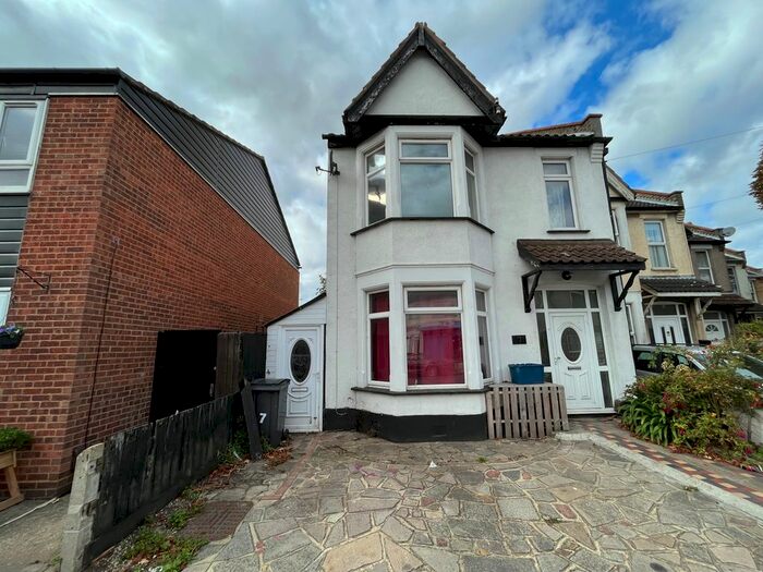 5 Bedroom End Of Terrace House To Rent In St Benets Road, Southend On Sea, SS2