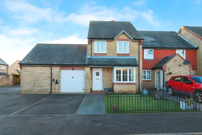 3 Bedroom Semi Detached House For Sale In Canterbury Close, Banbury, OX16