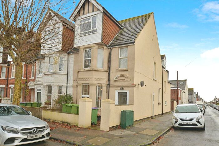 1 Bedroom Flat For Sale In Quested Road, Folkestone, CT19