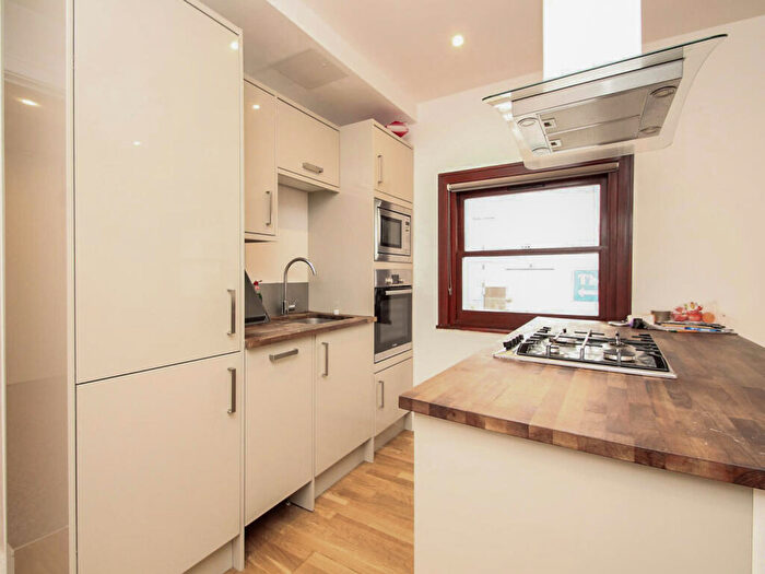 2 Bedroom Flat To Rent In York Road, Battersea, SW11