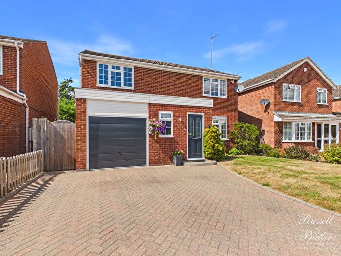 4 Bedroom Detached House For Sale In Badgers Way, Buckingham, Buckinghamshire, MK18