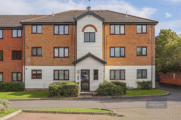 1 Bedroom Flat For Sale In Parrotts Field, Hoddesdon, Hertfordshire, EN11