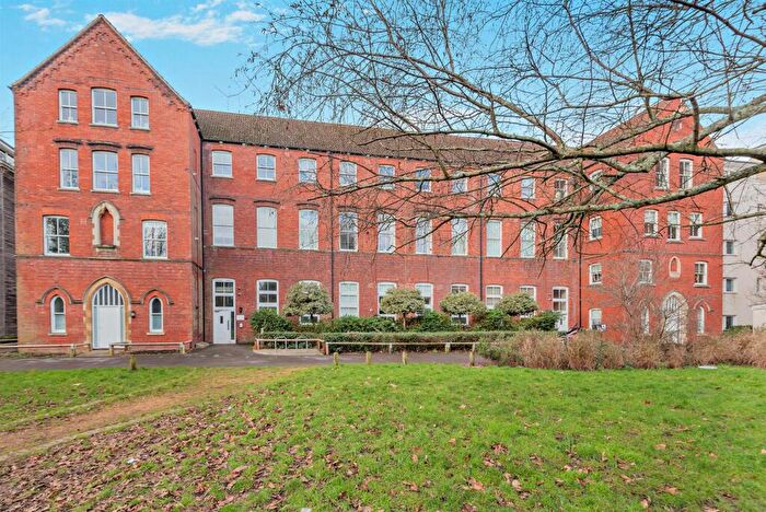 3 Bedroom Apartment For Sale In James Weld Close, Southampton, SO15
