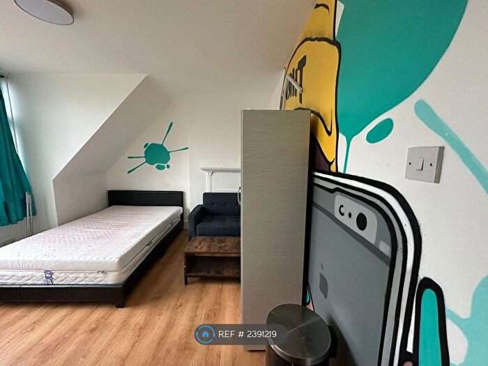 Studio To Rent In Middleton Road, London, NW11