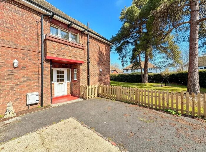 3 Bedroom Apartment For Sale In Albany Close, Fleet, GU51