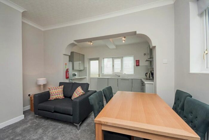 5 Bedroom Semi-Detached House To Rent In Lilac Grove, Beeston, Nottingham, NG9