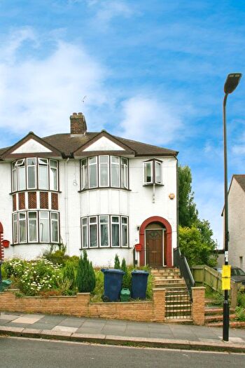 3 Bedroom Flat To Rent In Studland Road, Ealing, W7