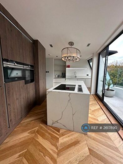 3 Bedroom Flat To Rent In Battersea Church Road, London, SW11