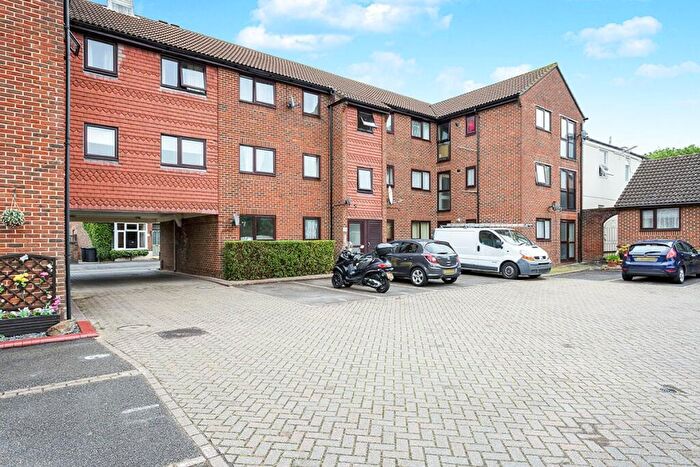2 Bedroom Flat To Rent In Waterloo Road, Havant, Hampshire, PO9