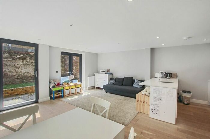 2 Bedroom Flat To Rent In Mattock Lane, London, W13