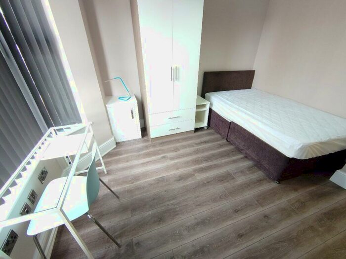 6 Bedroom Terraced House To Rent In Needham Rd, Kensington, L7