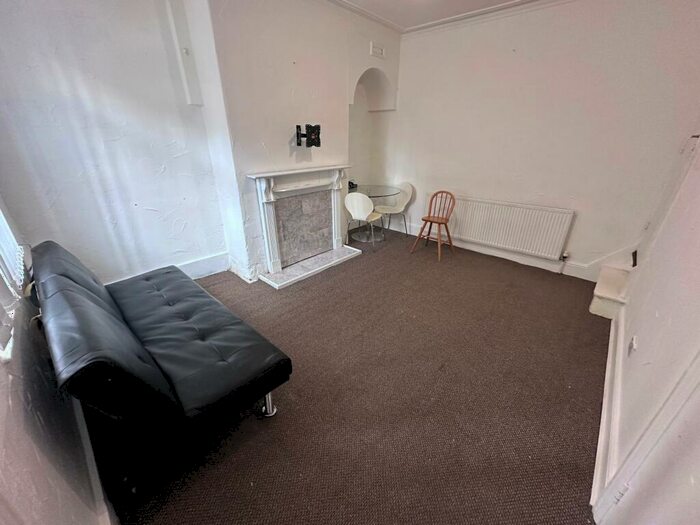 2 Bedroom House To Rent In East Park Mount, Leeds, LS9