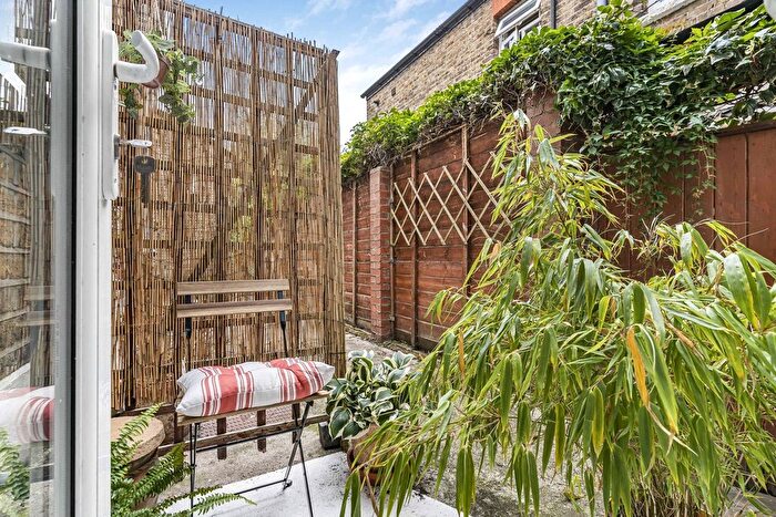 1 Bedroom Flat To Rent In St. Julians Farm Road, London, SE27