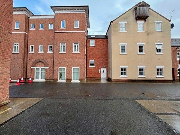 2 Bedroom Flat To Rent In Pine Street, Fairford Leys, Aylesbury, HP19