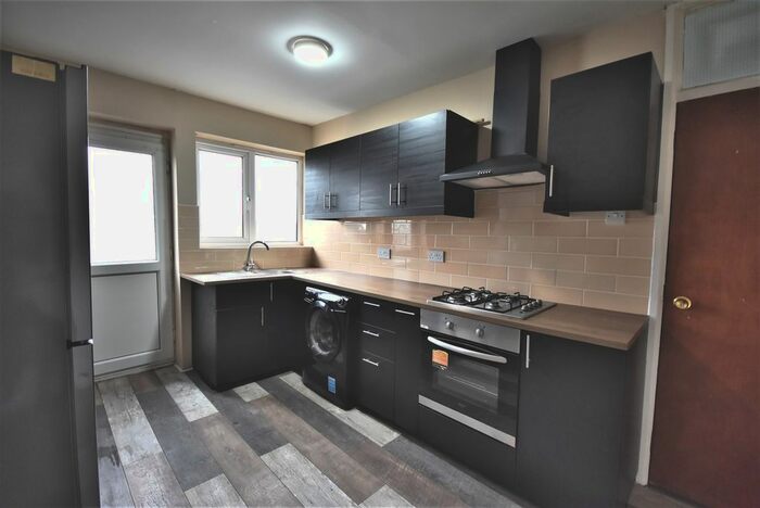 3 Bedroom Flat To Rent In Winsford Avenue, Coventry, CV5