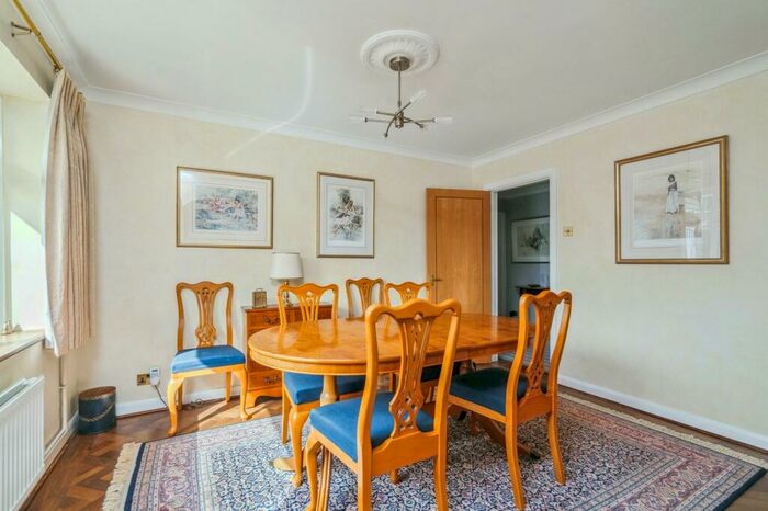 3 Bedroom Detached House For Sale In Woodside Close, Chalfont St Peter, Gerrards Cross, SL9