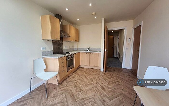 1 Bedroom Flat To Rent In Green View, Salford, M7