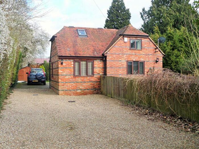 2 Bedroom Detached House To Rent In Redehall Road, Smallfield, RH6