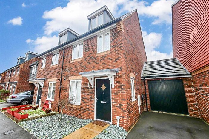 3 Bedroom Semi Detached House To Rent In Clover Fields, Didcot, OX11