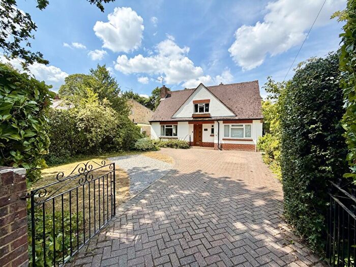 3 Bedroom Detached House For Sale In Roman Road, Broadstone, BH18 - Photo 3