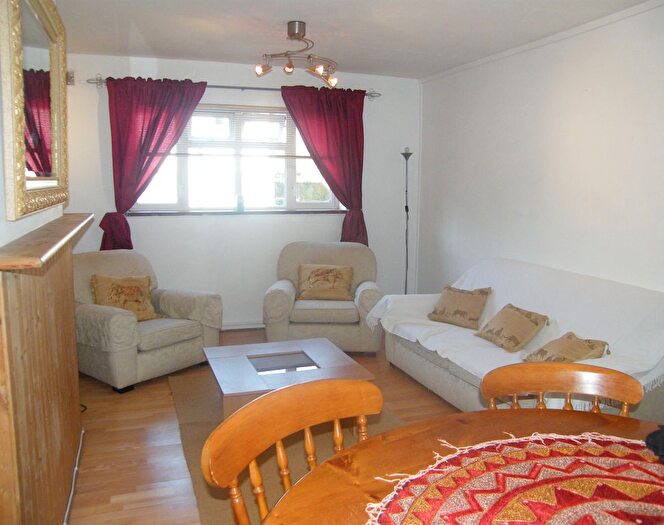 2 Bedroom Maisonette To Rent In South Bank, Surbiton, KT6