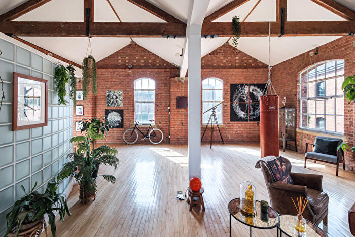 3 Bedroom Flat For Sale In Limehouse Cut, Spratts, E14