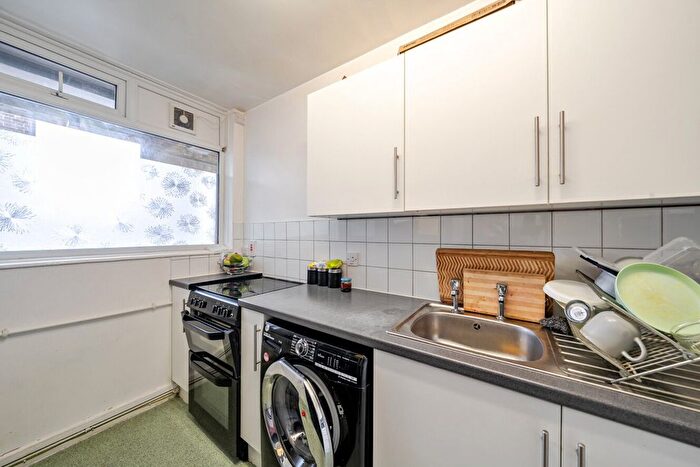 2 Bedroom Flat To Rent In Canterbury Crescent, London, SW9