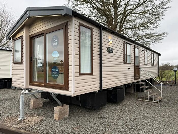 2 Bedroom Park Home For Sale In Warwick Road, Stratford-Upon-Avon, CV37