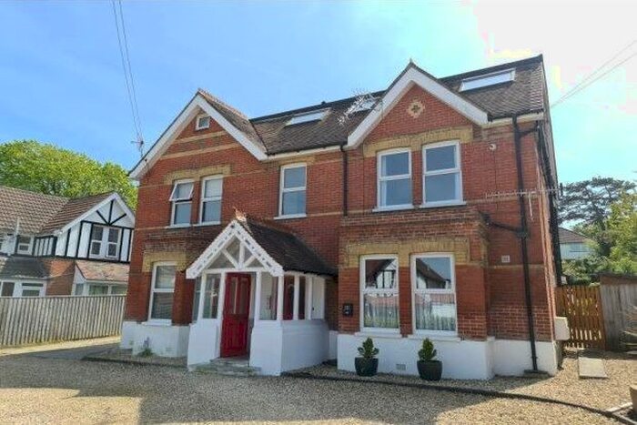 2 Bedroom Flat To Rent In The Avenue, Totland Bay, PO39