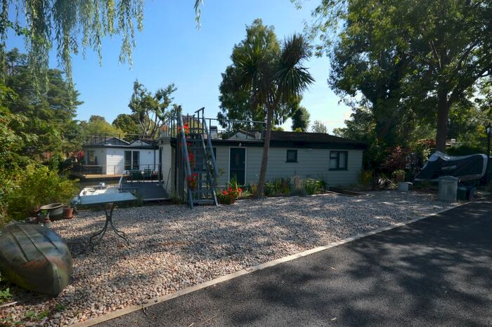 2 Bedroom Houseboat To Rent In Taggs Island, Hampton, TW12