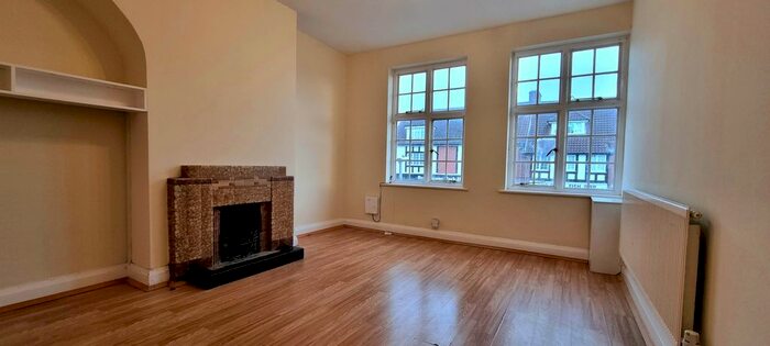 2 Bedroom Flat To Rent In Bradmore Green, Brookmans Park, Hatfield AL9