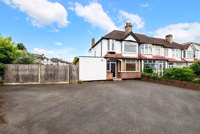3 Bedroom Semi-Detached House For Sale In Ardrossan Gardens, Worcester Park, KT4
