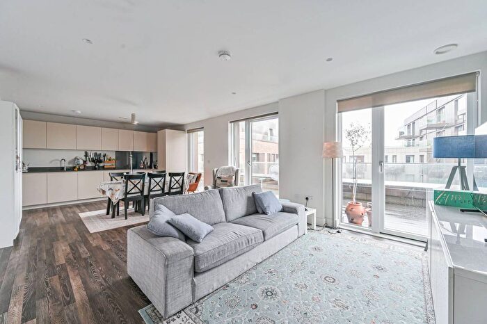 3 Bedroom Flat To Rent In Moulding Lane, Deptford, London, SE14