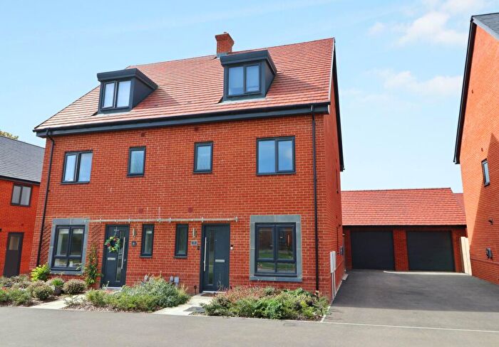 3 Bedroom Town House For Sale In White Stork Road, Botley, SO32