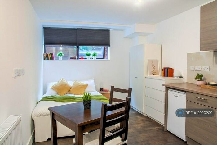 Studio To Rent In Edgware Road, London, NW2