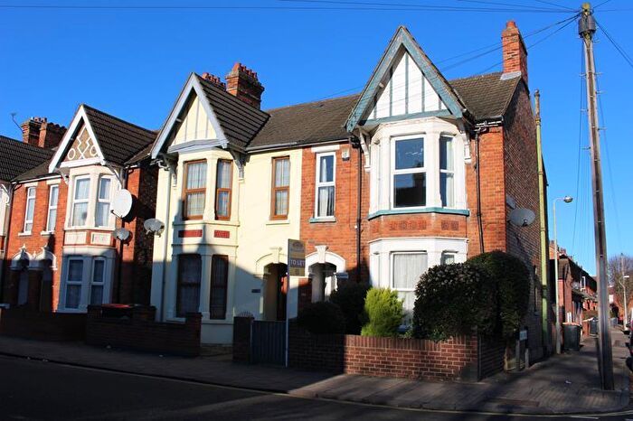 2 Bedroom Flat To Rent In Castle Road, Bedford, MK40