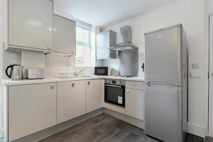 2 Bedroom Flat To Rent In City Road, Edgbaston, Birmingham, B17