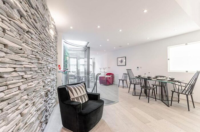 2 Bedroom Semi-Detached House To Rent In St Paul Street, Islington, London, N1