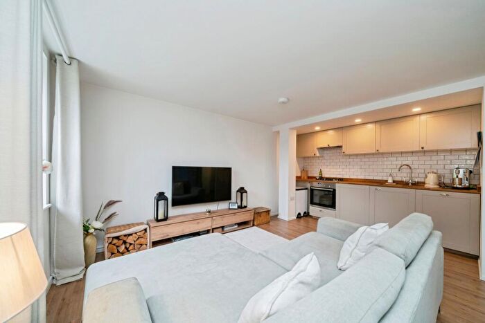 1 Bedroom Flat For Sale In Church Street, Leatherhead, Surrey, KT22