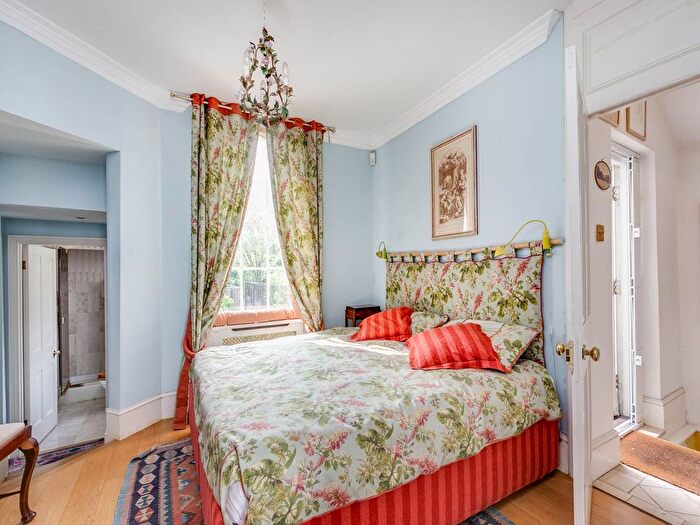 3 Bedroom Flat To Rent In Lawrence Street, London, SW3