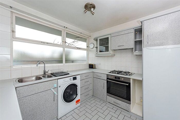 2 Bedroom Flat To Rent In Churchill Gardens, London, Uk, SW1V