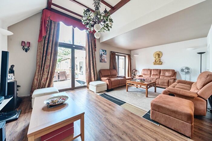 4 Bedroom Detached House For Sale In Burnham Lane, Burnham, SL1