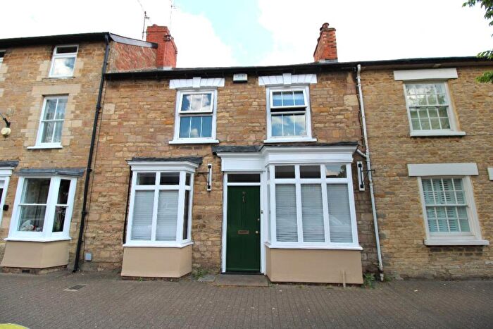 4 Bedroom Character Property For Sale In High Street, Olney, MK46