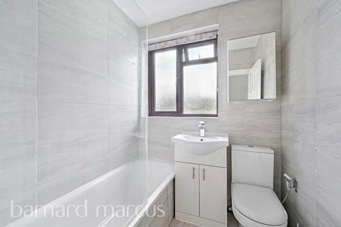 2 Bedroom End Of Terrace House For Sale In Saxon Avenue, Feltham, TW13