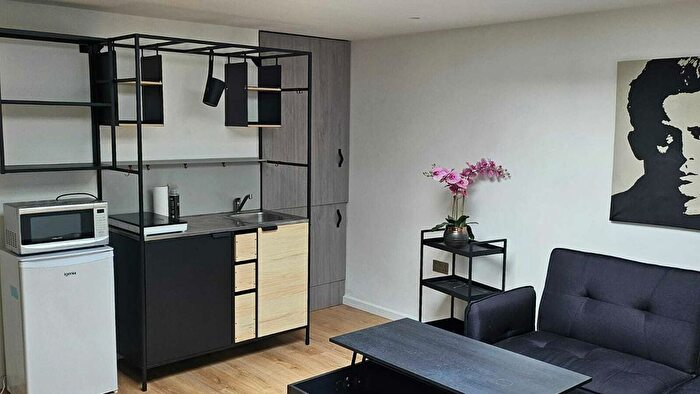 Studio To Rent In Edgwarebury Lane, Edgware, HA8