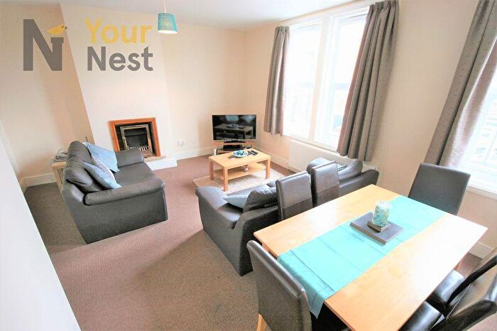 3 Bedroom Flat To Rent In The Avenue, Leeds, LS15