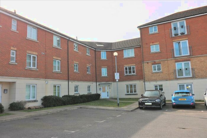 2 Bedroom Flat To Rent In St Lukes Court, Hatfield, AL10