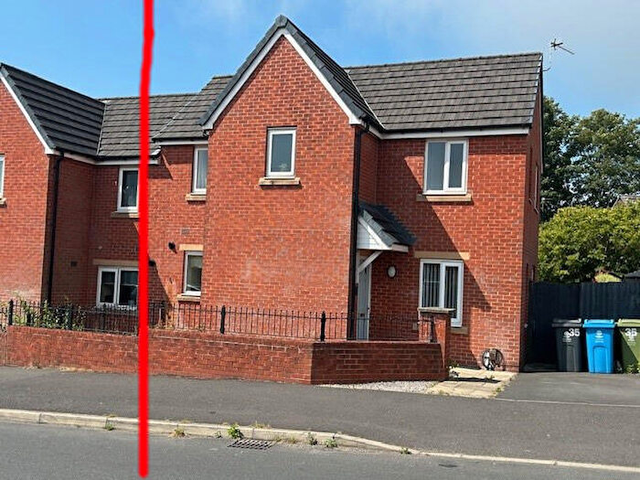 3 Bedroom Semi Detached House For Sale In London Road, Oldham, OL1